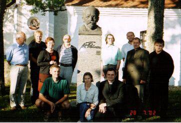 2002 Kolleegiumi asutajaliikmed peale asutamiskoosolekut V. Reimani ausamba ees Kolga-Jaani kirikumõisas Tagaplaanil: Peeter Tulviste, Kristjan Raba, Tiia Tulviste, Tiit Rosenberg, Hando Runnel, Helir-Valdor Seeder, Hovard Nurme, Anti Sepri. Eesplaanil: Urmas Petti, Piret Noorhani, Ants Tooming.