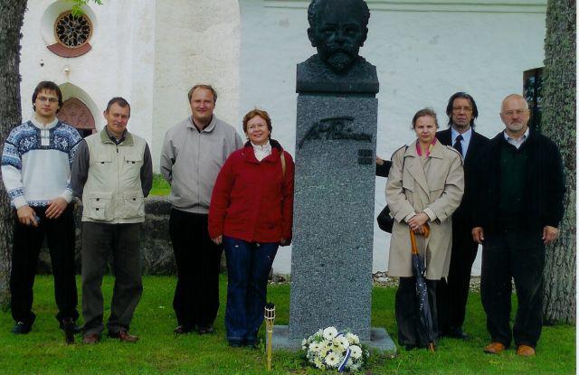 2. aastapäeva tähistamisest osavõtnud Villem Reimani Kolleegiumi liikmed. Hovard Nurme, Peeter Tulviste, Helir-Valdor Seeder, Ants Tooming ja Tiit Rosenberg. Tarmo Piir (liige alates 2004. aastast) ja Kristian Raba.