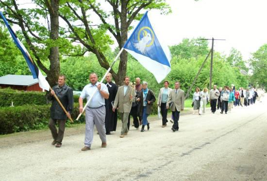 Pärast jumalateenistust suundus kirikutäis rahvast surnuaeda V. Reimani hauale, kõige ees koguduse juhatuse esimees Hovard Nurme sinimustvalge ja vallavanem Kalevi Kaur valla lipuga. Valla huvi ja toetus kohaliku suurkuju mälestuse jäädvustamisel on märkimisväärne. Kui paljud piirkonnad rõhutavad oma eripärana loodust, arenenud tööstust või lähedust suurlinnale, siis Kolga-Jaani on uhke oma ajaloole ja V. Reimani tegevusele, millest mitu tahku võiks kujundada Eesti tulevikku. Sama mõtet kandis Peeter Tulviste sõnavõtt.