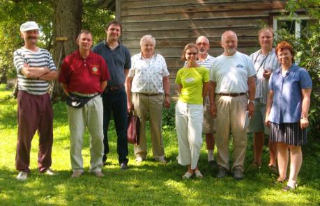 Kolleegiumi 1. aastapäeva tähistamine Reimani sünnikohas Kõpu vallas. Teejuhtiks oli Aleksander Pärna (vasakult neljas), kes noorena suviti töötas Reimanite talus. Avo Roosma (vasakult esimene) on talu praegune omanik. Liikmetena kohal (vasakult paremale) Hovard Nurme, Ants Tooming, Piret Noorhani, Tiit Rosenberg, Peeter Tulviste, Kristian Raba ja Tiia Tulviste.