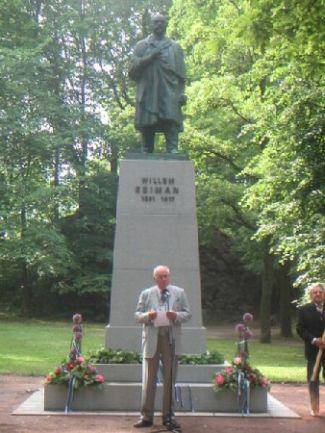 Kõnepuldis on president Lennart Meri.