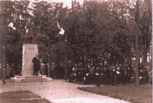 Monumendi avamine 27. septembril 1931. Mälestamise Komitee esimees Jaan Tõnisson pidamas avakõne Amandus Adamsoni teostatud mälestussamba avamise puhul.