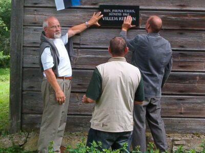 Peeter Tulviste, Hovard Nurme ja Helir-Valdor Seeder kinnitavad mälestustahvli Pauna talu seinale.