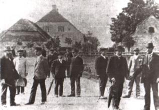 Pildil keskel, lühikest kasvu härrasmees on V.Reiman