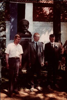 Eesti Muinsuskaitse Seltsi liikmed Trivimi Velliste (vasakul) ja Mart Laar (paremal) ning skulptor Villu Jaanisoo (keskel) Villem Reimani ausamba avamisel 1988. aastal Kolga-Jaanis.